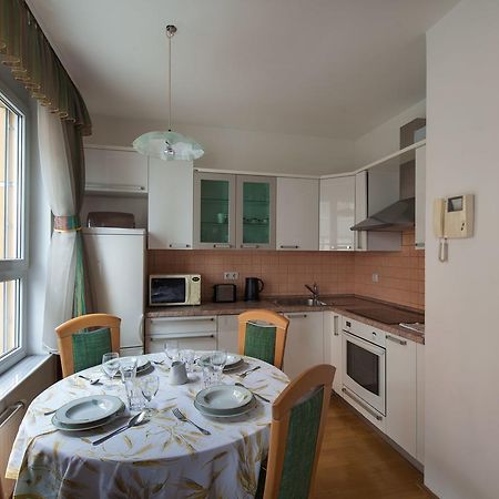 Central Apartment Anita Tour As ลูบลิยานา ภายนอก รูปภาพ