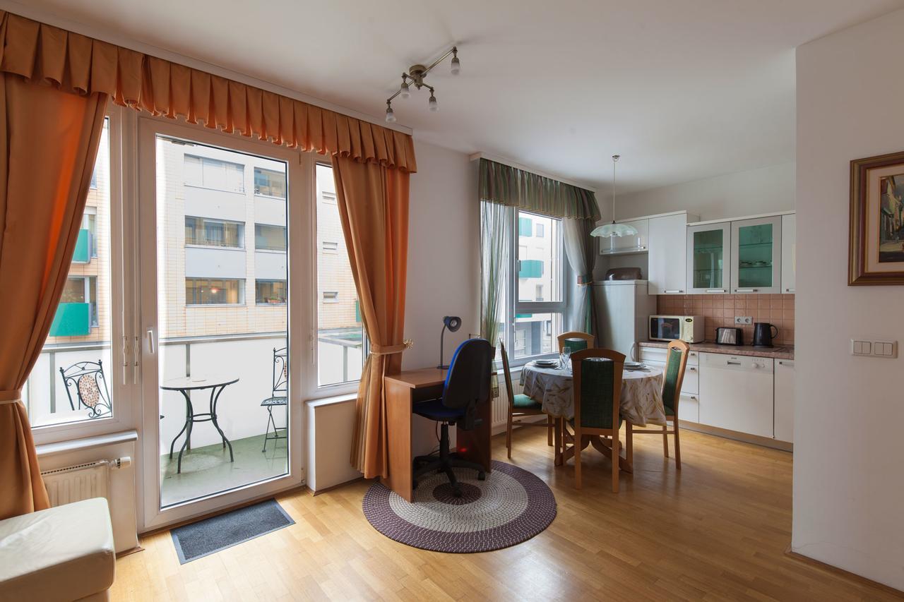Central Apartment Anita Tour As ลูบลิยานา ภายนอก รูปภาพ