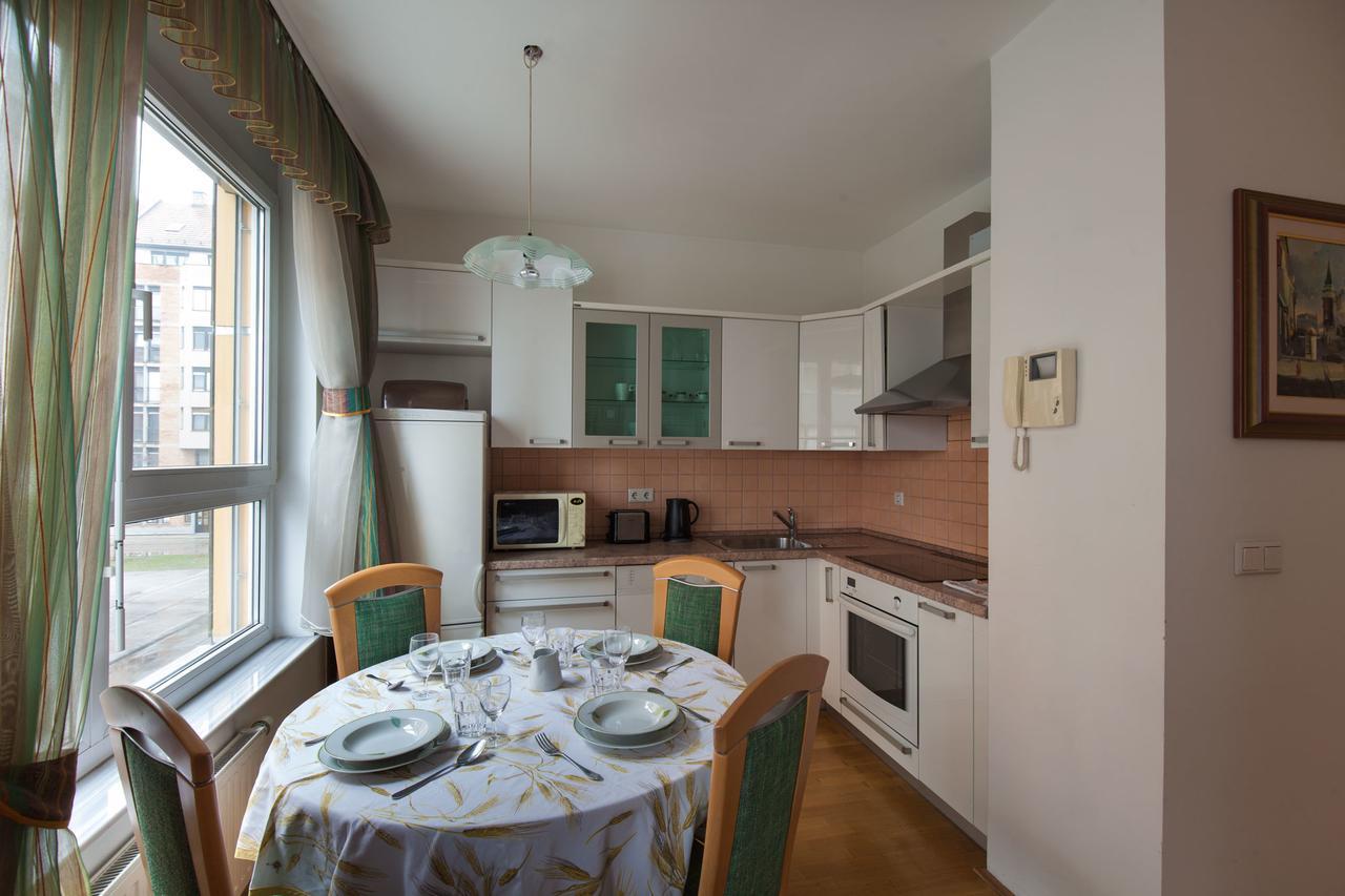 Central Apartment Anita Tour As ลูบลิยานา ภายนอก รูปภาพ
